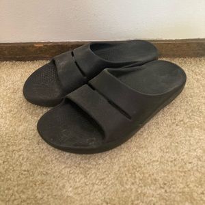 Oofos Black Sandal. Women’s 8